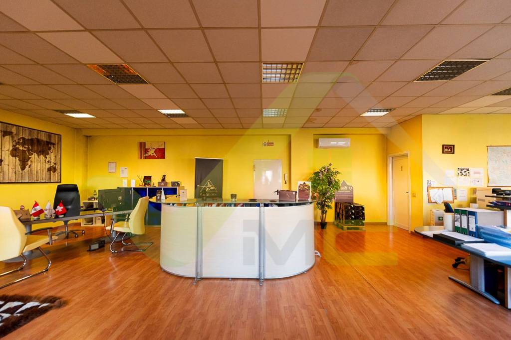 locale commerciale in vendita a Peschiera Borromeo