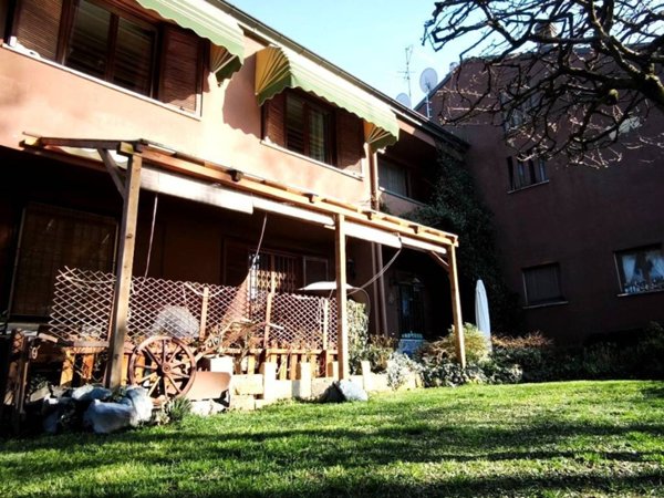casa indipendente in vendita a Peschiera Borromeo in zona Bettola