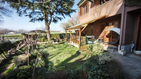 casa indipendente in vendita a Peschiera Borromeo in zona Bettola