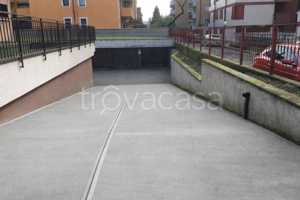 locale commerciale in vendita a Peschiera Borromeo