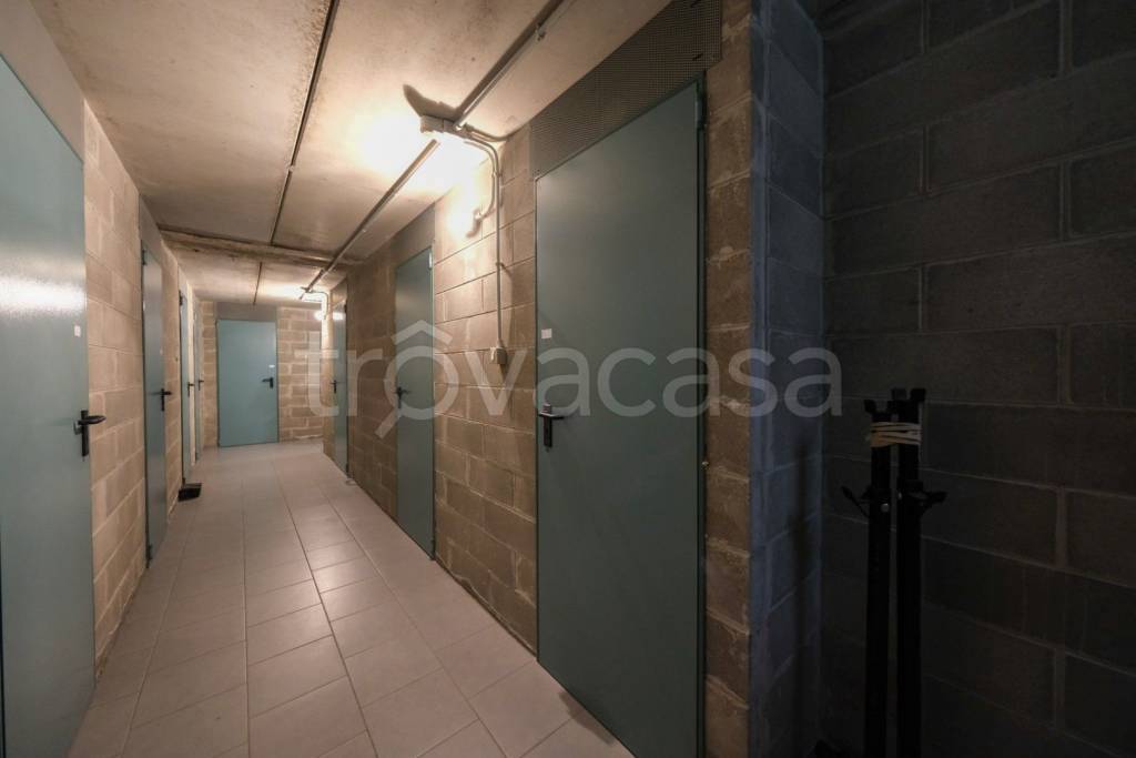 locale commerciale in vendita a Peschiera Borromeo in zona Bettola