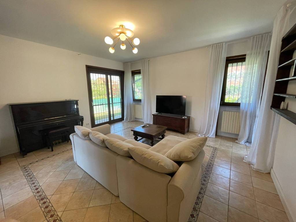 casa indipendente in vendita a Peschiera Borromeo in zona Bettola