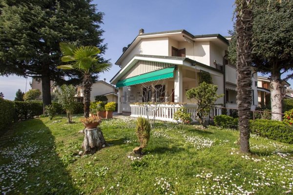 casa indipendente in vendita a Peschiera Borromeo in zona Bettola
