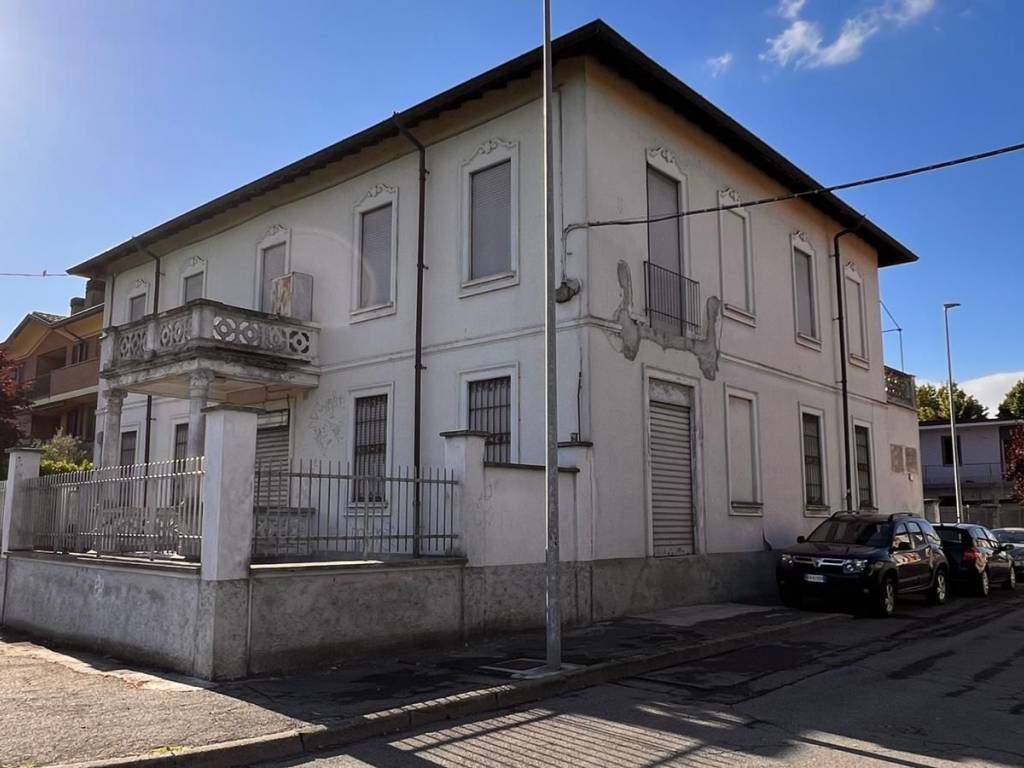 intera palazzina in vendita a Peschiera Borromeo in zona Linate