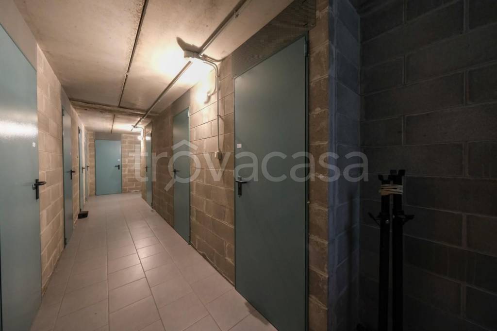 locale commerciale in vendita a Peschiera Borromeo