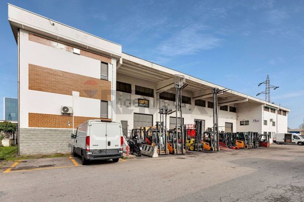 capannone in vendita a Peschiera Borromeo