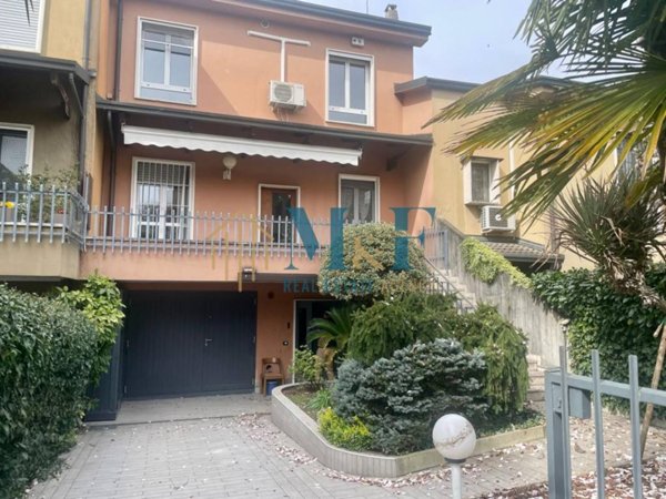 casa indipendente in vendita a Peschiera Borromeo in zona San Bovio