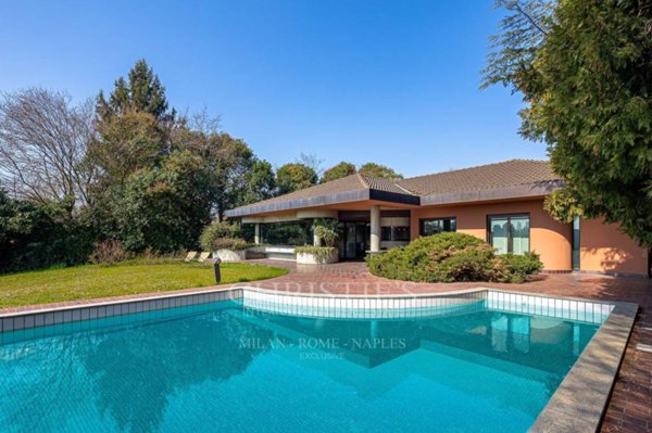 casa indipendente in vendita a Peschiera Borromeo in zona Linate