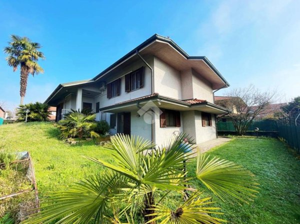 casa indipendente in vendita a Peschiera Borromeo in zona Bettola