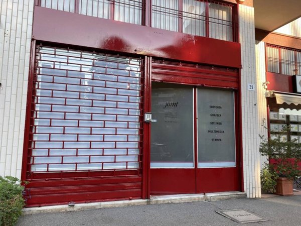 negozio in vendita a Peschiera Borromeo in zona Bettola