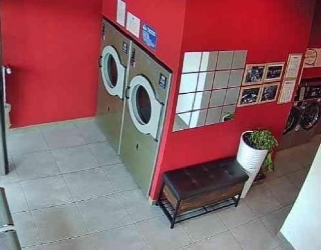 locale commerciale in vendita a Peschiera Borromeo in zona Mezzate