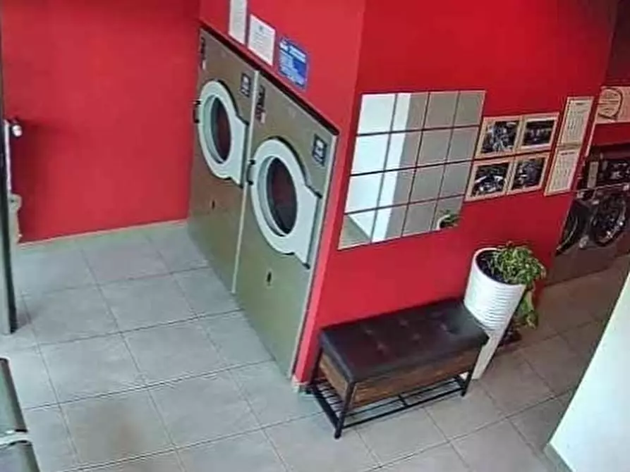 locale commerciale in vendita a Peschiera Borromeo in zona Mezzate