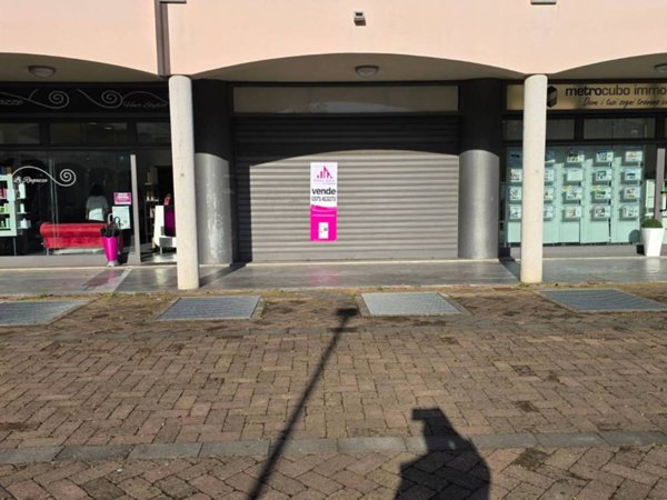 negozio in vendita a Peschiera Borromeo