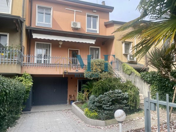 casa indipendente in vendita a Peschiera Borromeo in zona San Bovio