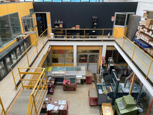 locale commerciale in vendita a Peschiera Borromeo in zona Linate