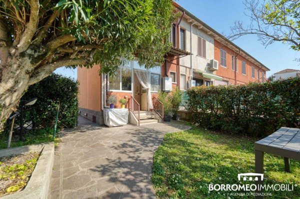 casa indipendente in vendita a Peschiera Borromeo in zona Mezzate