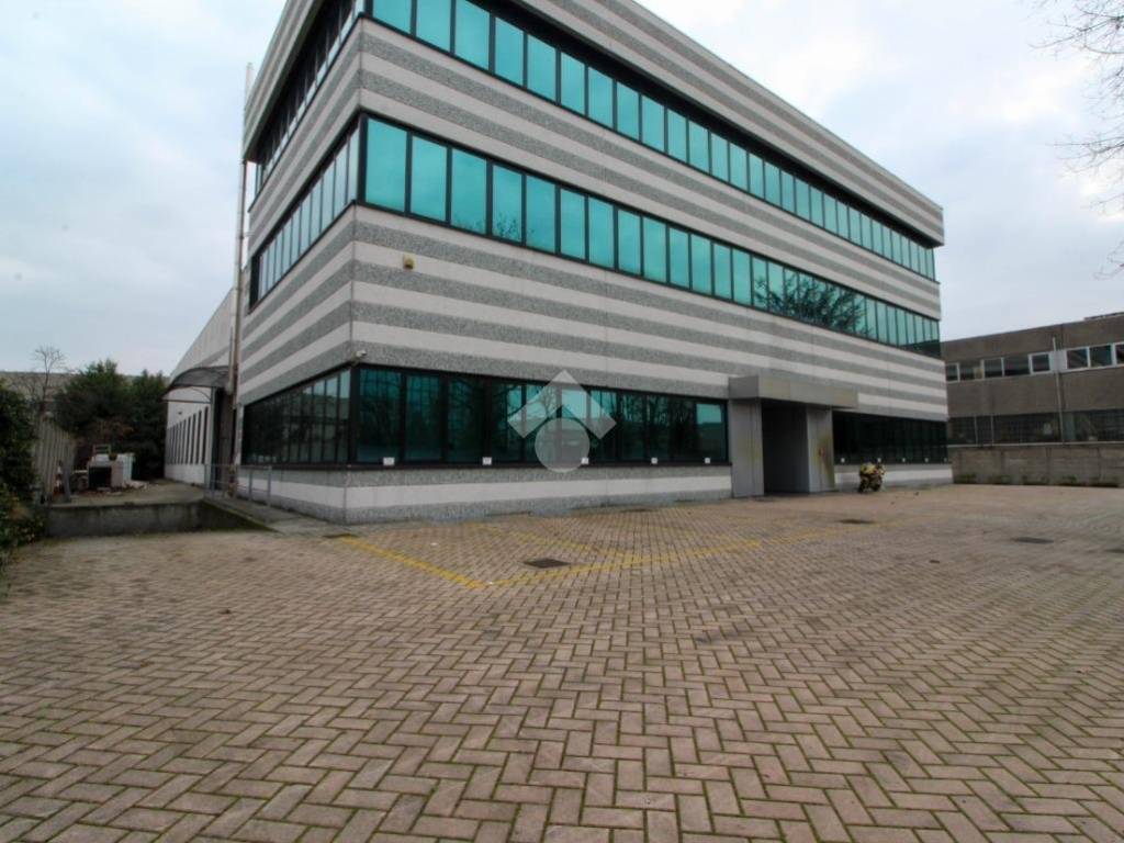 locale commerciale in vendita a Peschiera Borromeo in zona Bettola