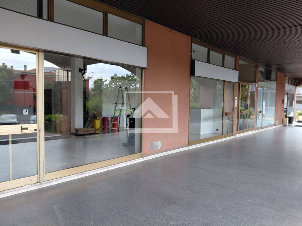 negozio in vendita a Peschiera Borromeo in zona Bettola