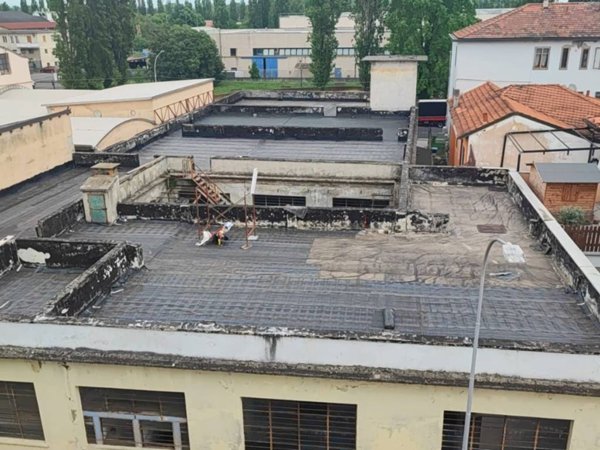 locale commerciale in vendita a Peschiera Borromeo in zona Mezzate