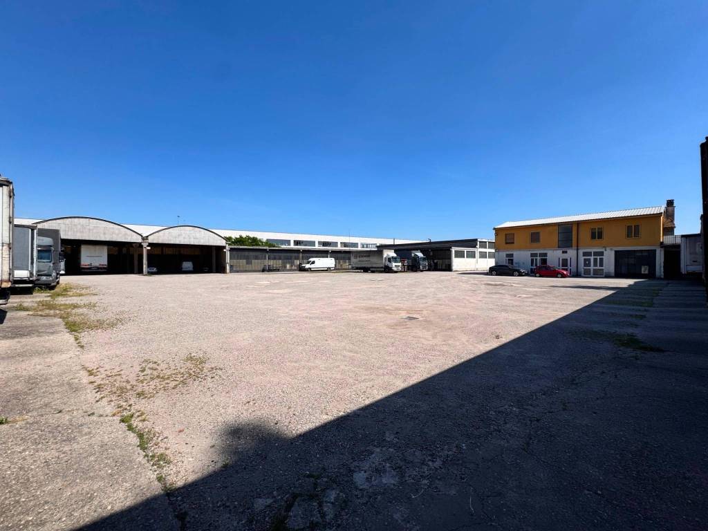 locale commerciale in vendita a Peschiera Borromeo in zona Bettola