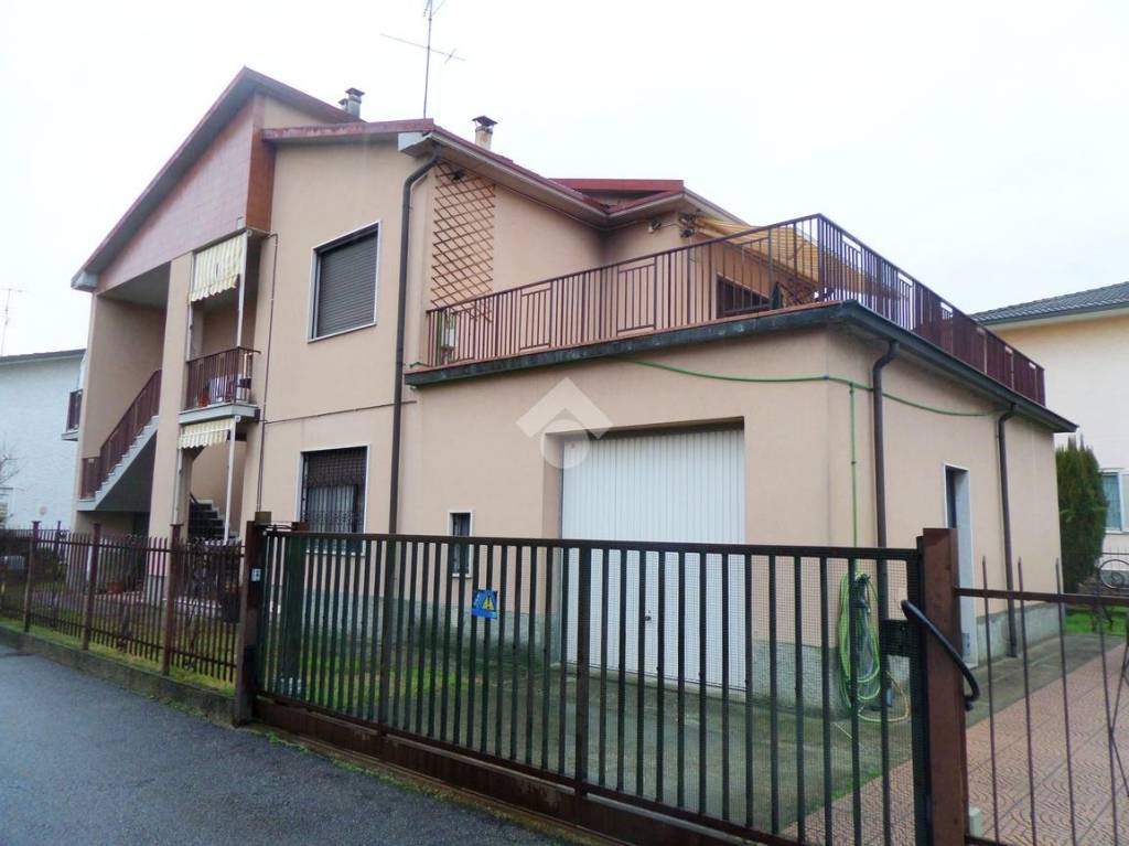 casa indipendente in vendita a Peschiera Borromeo in zona Bellaria