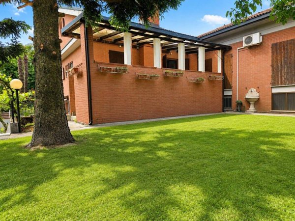 casa indipendente in vendita a Peschiera Borromeo in zona Bettola