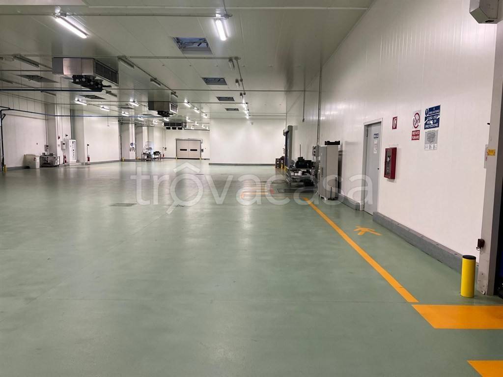 capannone in vendita a Peschiera Borromeo in zona Canzo