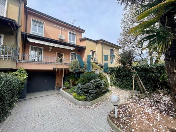 casa indipendente in vendita a Peschiera Borromeo in zona San Bovio