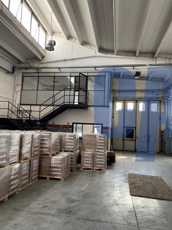 locale di sgombero in vendita a Peschiera Borromeo in zona Linate