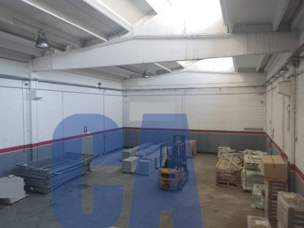 negozio in vendita a Peschiera Borromeo in zona Linate