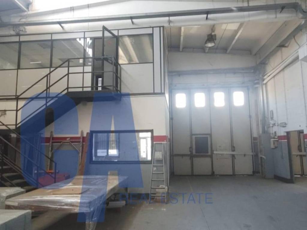 locale commerciale in vendita a Peschiera Borromeo in zona Linate