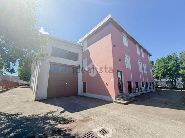 capannone in vendita a Peschiera Borromeo in zona Canzo