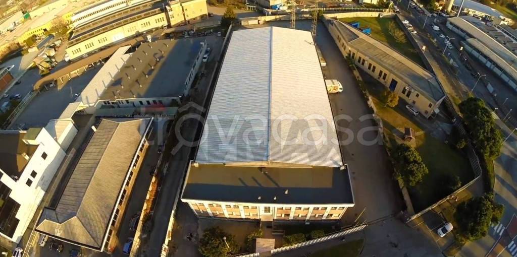 capannone in vendita a Peschiera Borromeo in zona Canzo