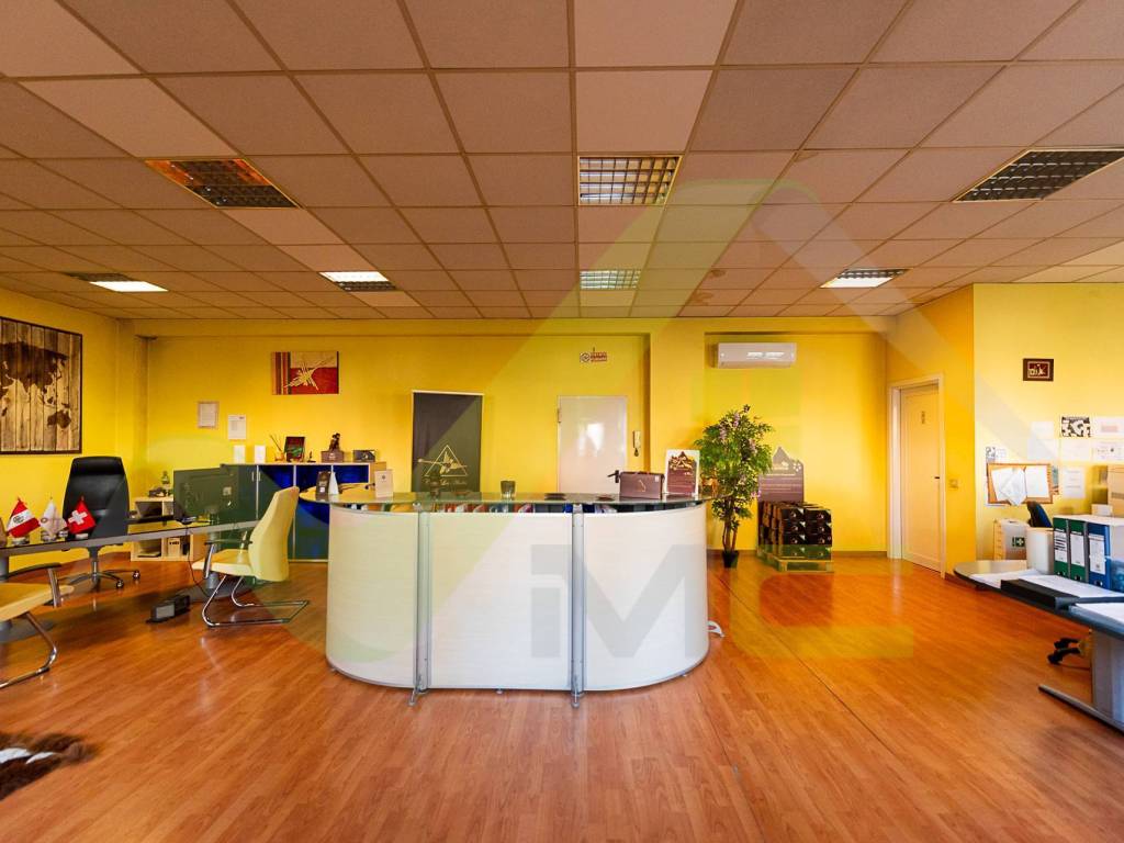 locale commerciale in vendita a Peschiera Borromeo in zona Bettola