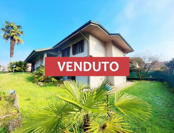 casa indipendente in vendita a Peschiera Borromeo in zona Bettola