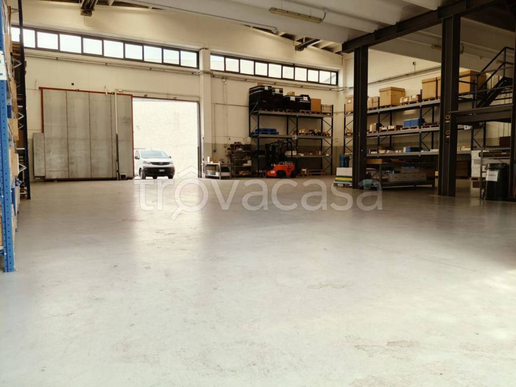locale commerciale in vendita a Peschiera Borromeo