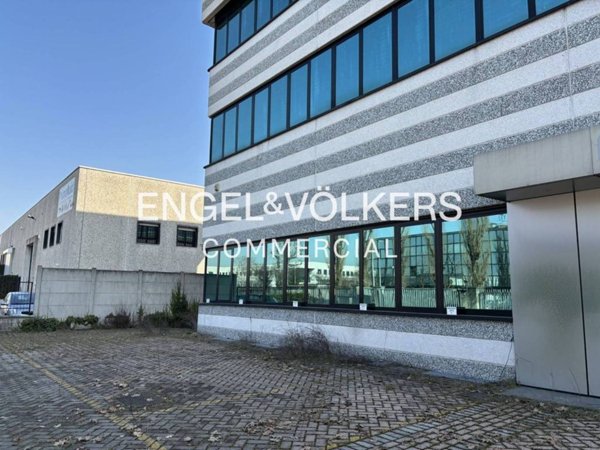 locale commerciale in vendita a Peschiera Borromeo in zona Linate
