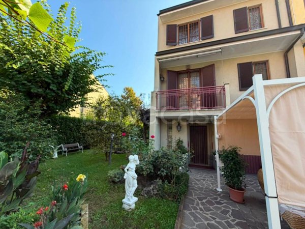 casa indipendente in vendita a Peschiera Borromeo in zona Bettola