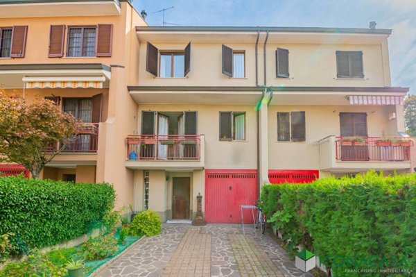 casa indipendente in vendita a Peschiera Borromeo in zona Bettola