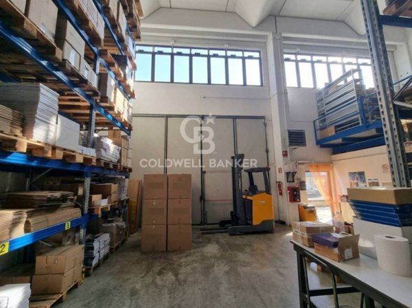 locale commerciale in vendita a Peschiera Borromeo in zona Linate