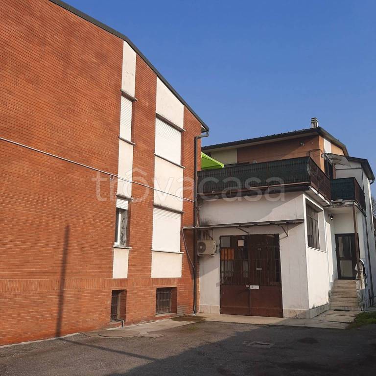 locale commerciale in vendita a Pessano con Bornago