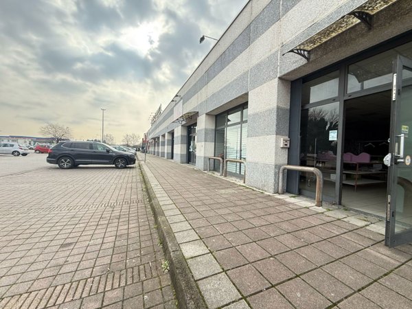 negozio in vendita a Pessano con Bornago