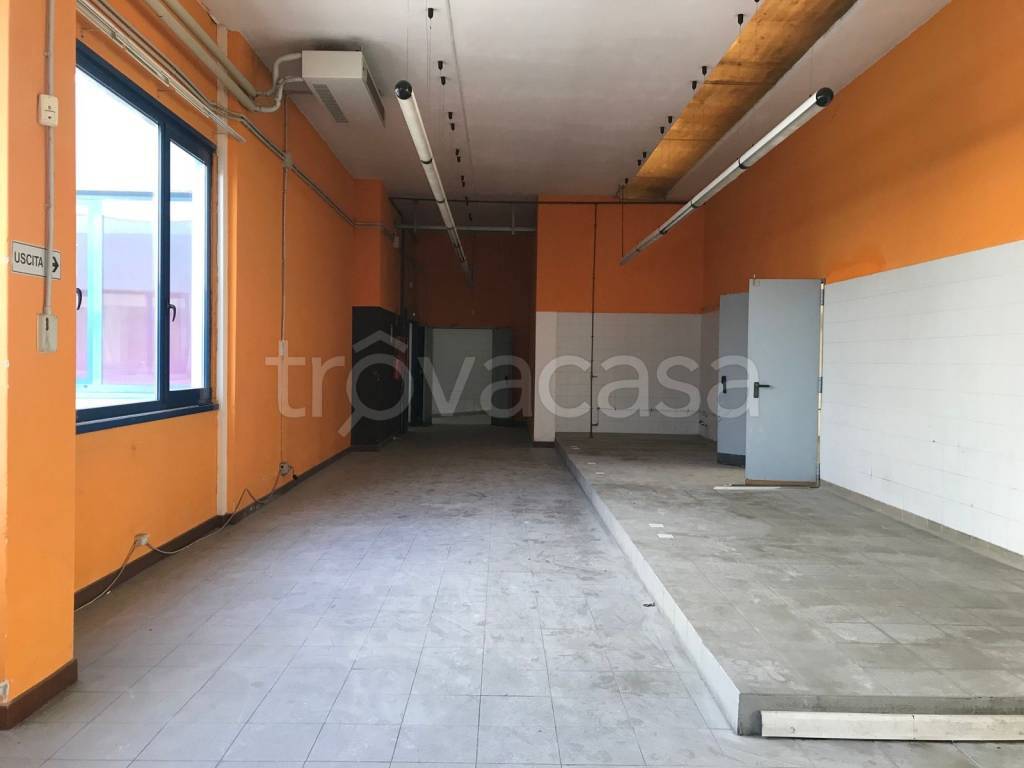 locale commerciale in vendita a Pessano con Bornago