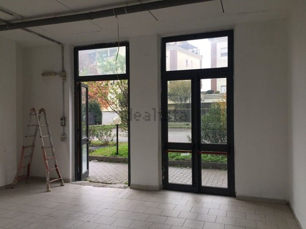 negozio in vendita a Pessano con Bornago