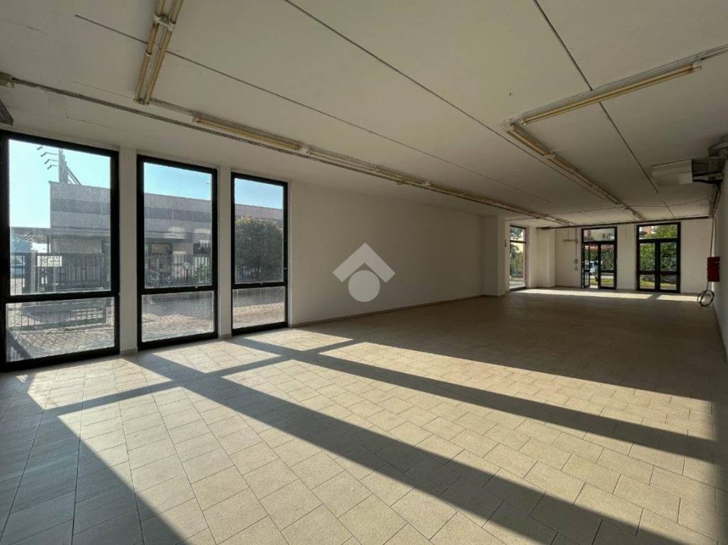 negozio in vendita a Pessano con Bornago