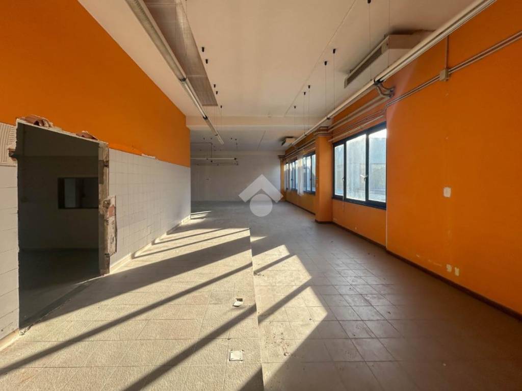 negozio in vendita a Pessano con Bornago