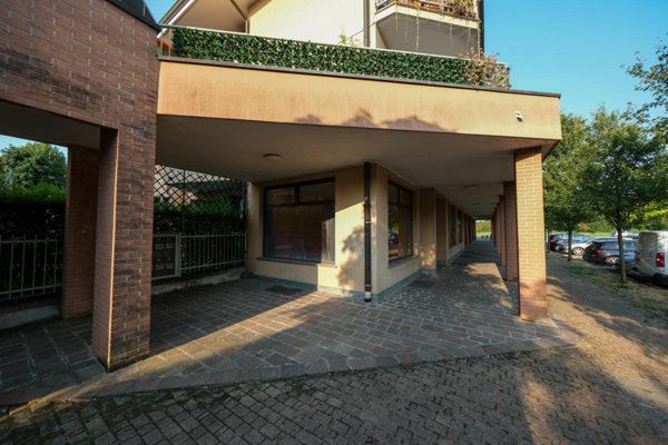 negozio in vendita a Pessano con Bornago