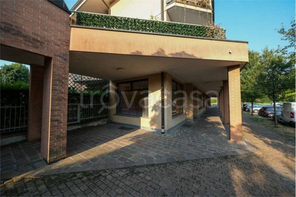 negozio in vendita a Pessano con Bornago