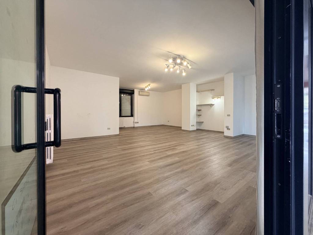 negozio in vendita a Pessano con Bornago