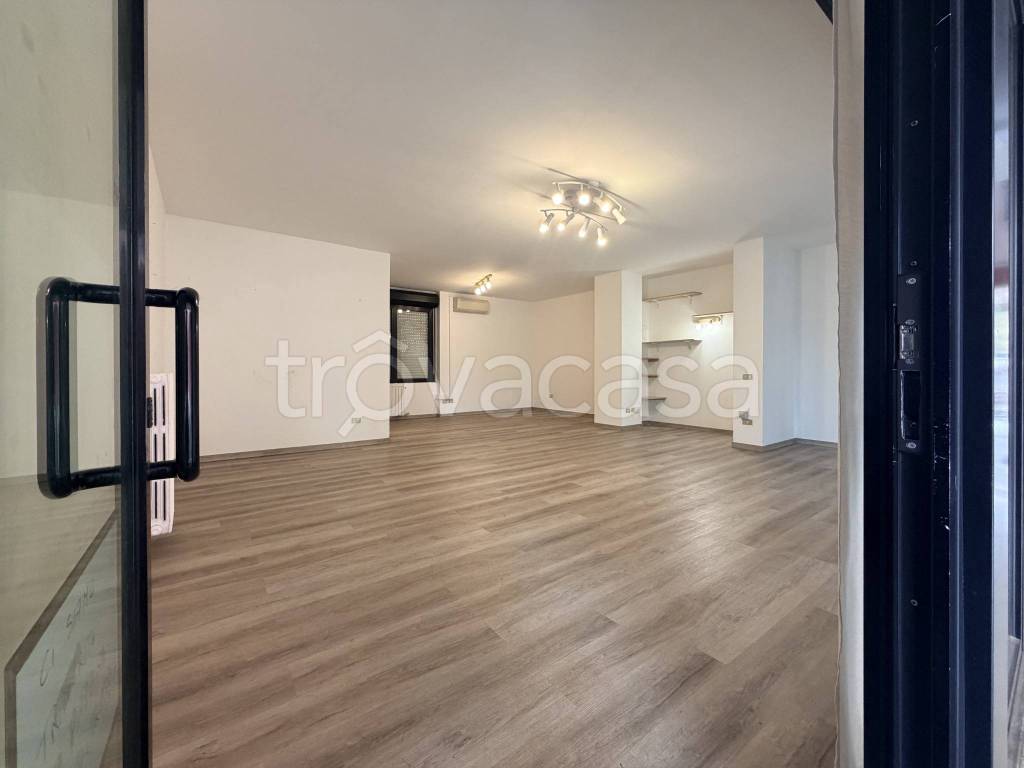 negozio in vendita a Pessano con Bornago